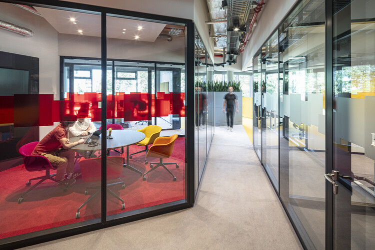 Кампус Eclipse / UNStudio + HPP Architects — Фотография интерьера, окна, стул