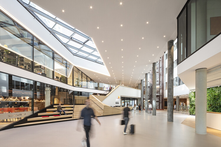 Кампус Eclipse / UNStudio + HPP Architects — Фотография интерьера, окна
