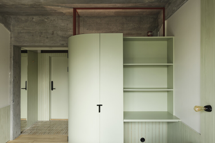 Trevarefabrikken / Jonathan Tuckey Design - Фотография интерьера, шкаф, стеллажи, двери