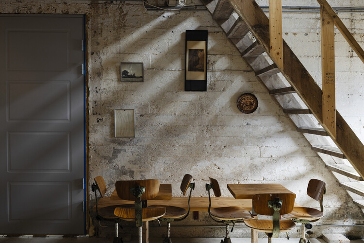 Trevarefabrikken / Jonathan Tuckey Design - Фотография интерьера, дерево, стол, стул, кирпич, балка