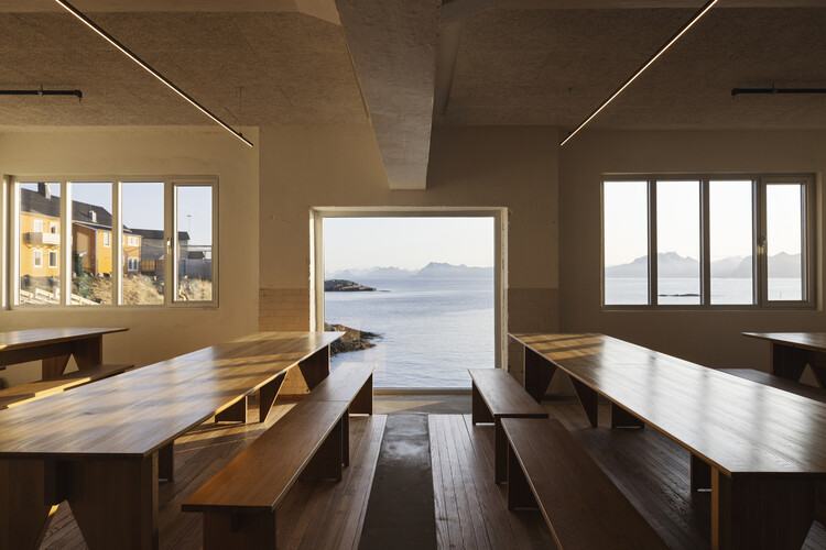 Trevarefabrikken / Jonathan Tuckey Design - Фотография интерьера, окна, стол, балка