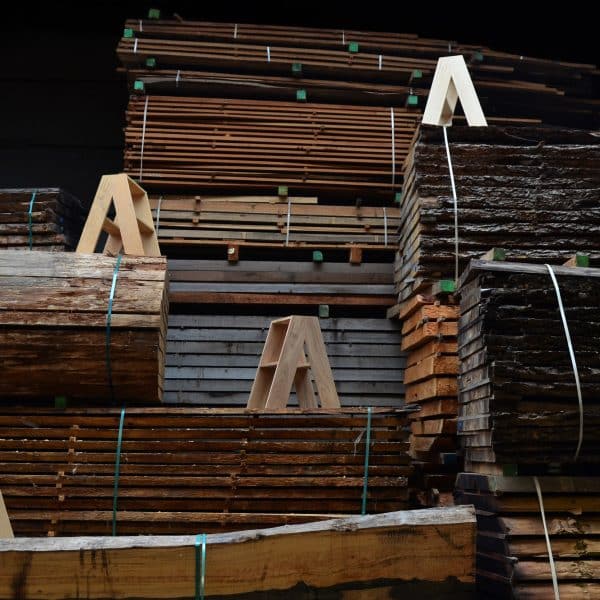 Табурет +52 от Studio Plastique среди восьми новинок шоу-рума Dezeen