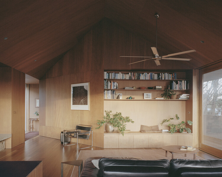 Mossy Point House / Edition Office - Фотография интерьера, стол, диван, окна, стеллажи, балка