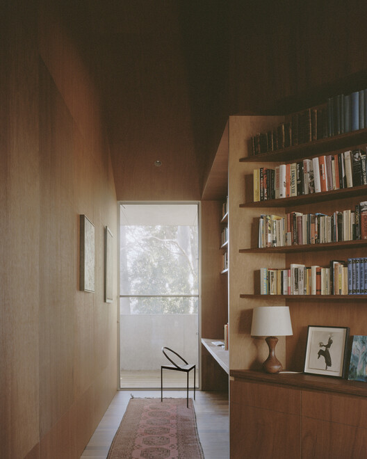 Mossy Point House/Office — фотография интерьера, шкаф, стеллажи, окна