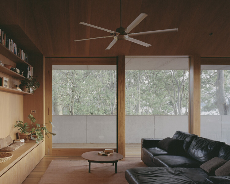 Mossy Point House / Edition Office — фотография интерьера, гостиная, окна, освещение, балка