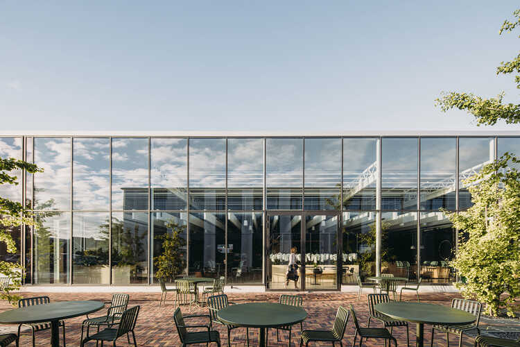 Головной офис Anthura, Блейсвейк / Atelier PRO Architects - Фотография экстерьера, стол, стул