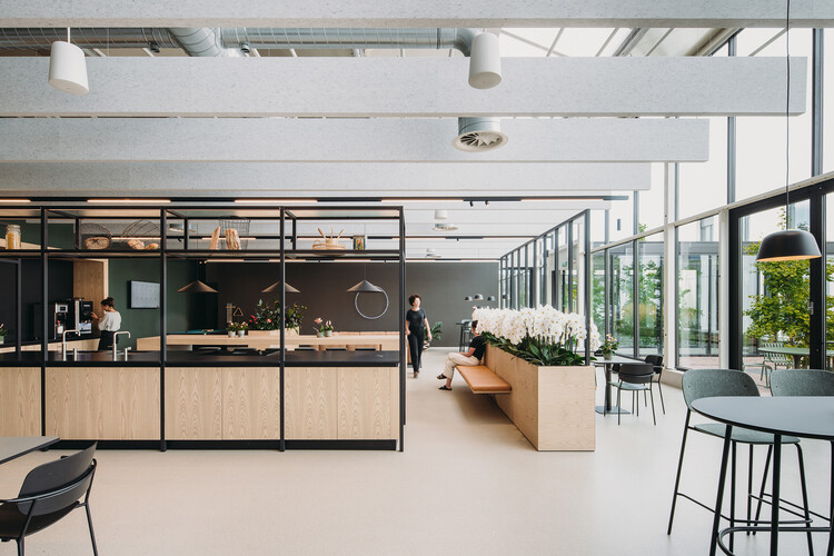 Головной офис Антура, Блейсвейк / Atelier PRO Architects - Окна, Стул, Стол