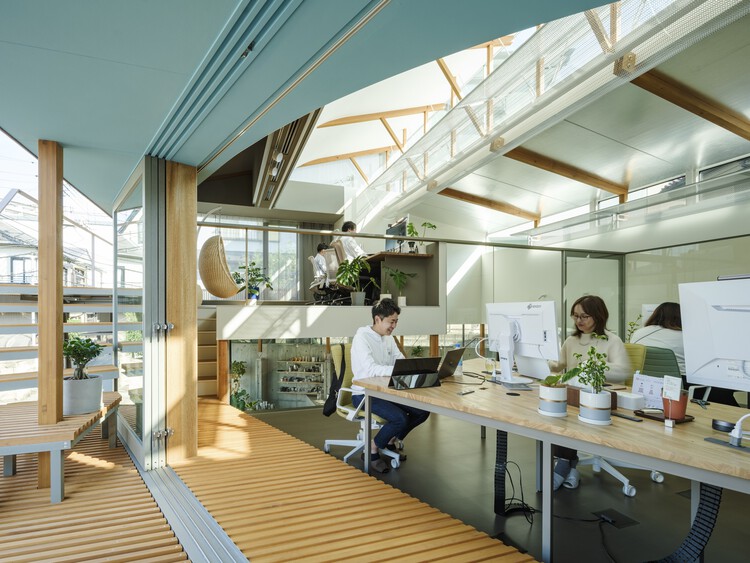 Blue Box Office / Eureka + HHO + Keio Architecture Sano Lab - Фотография интерьера, кухня, стол, стул, окна, балка