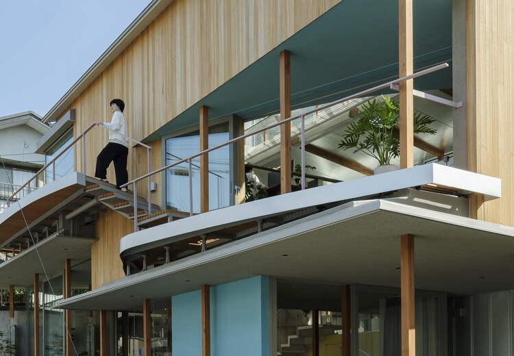 Blue Box Office / Eureka + HHO + Keio Architecture Sano Lab - Фотография экстерьера, фасада, перил