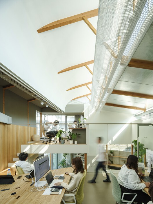 Blue Box Office / Eureka + HHO + Keio Architecture Sano Lab - Фотография интерьера, кухня, стол, стул, балка