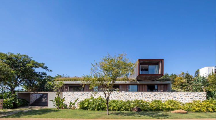 Serra House / Marcelo Couto Arquitetura + Rodrigo Oliveira Paisagismo - Фотография экстерьера, окон, фасада