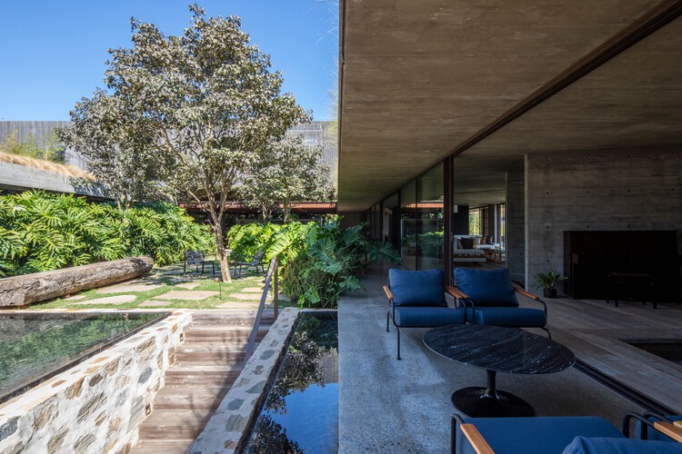 Serra House / Marcelo Couto Arquitetura + Rodrigo Oliveira Paisagismo - Экстерьерная фотография, терраса, патио, двор