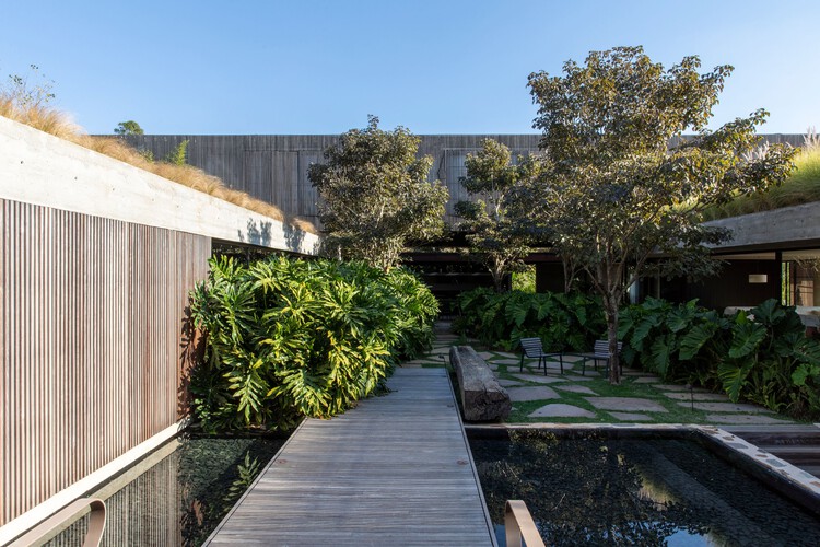 Serra House / Marcelo Couto Arquitetura + Rodrigo Oliveira Paisagismo - Фотография экстерьера, фасада, сада