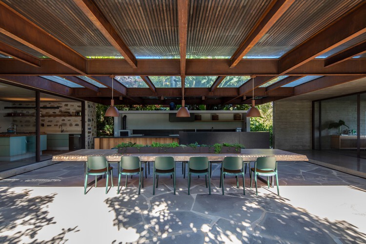 Serra House / Marcelo Couto Arquitetura + Rodrigo Oliveira Paisagismo - Фотография интерьера, стол, стул, балка, терраса