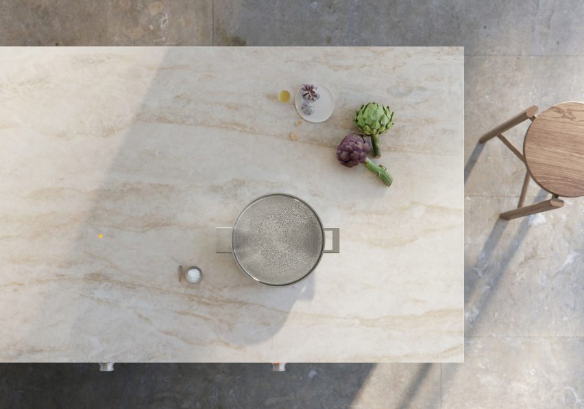 Варочная панель The Essential Induction от Gaggenau со сковородой и овощами.