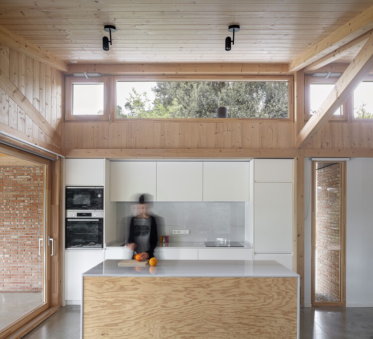 GE House / Alventosa Morell Arquitectes — Фотография интерьера, кухня, столешница, раковина, балка