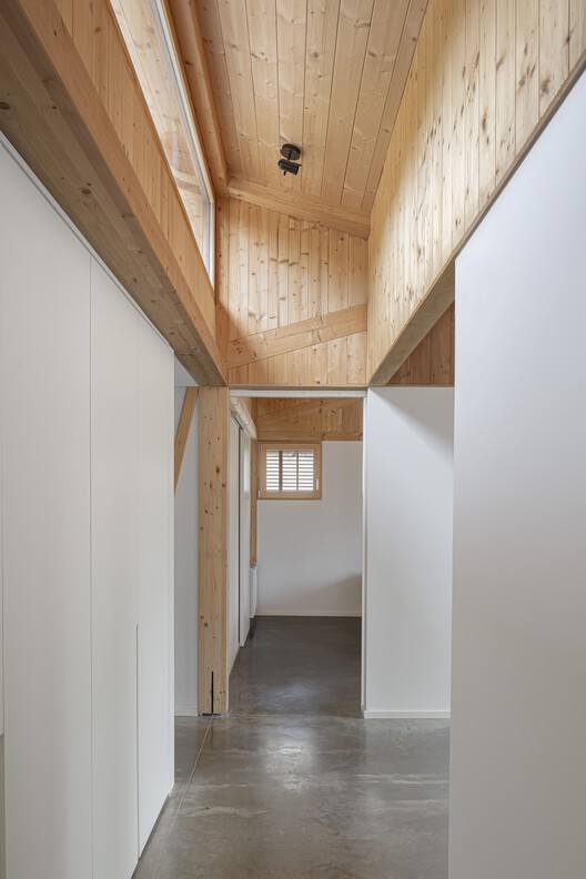 GE House / Alventosa Morell Arquitectes — Фотография интерьера, балка