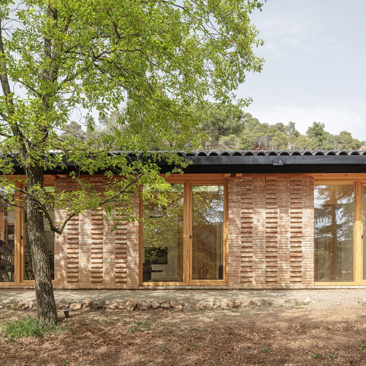 GE House / Alventosa Morell Arquitectes - Фотография Экстерьера, Окна, Кирпич, Фасад, Лес