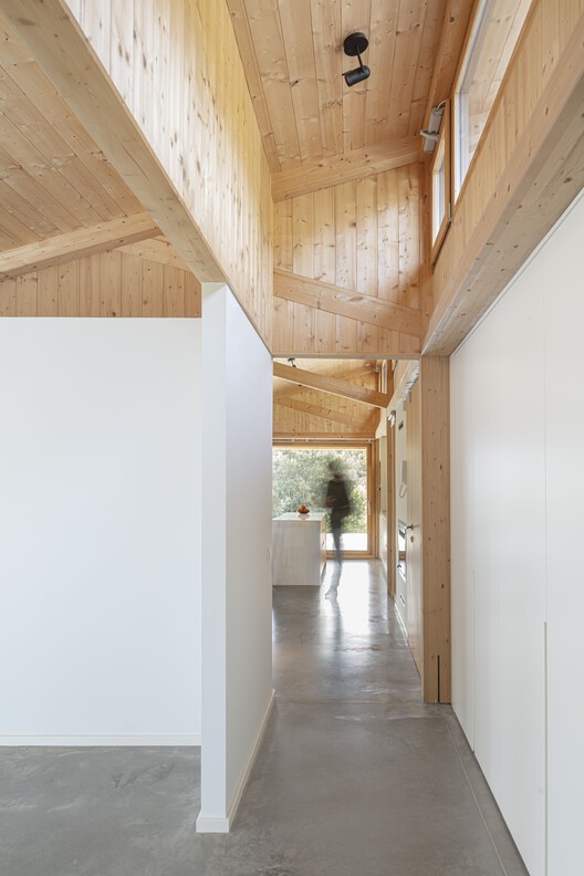 GE House / Alventosa Morell Arquitectes — Фотография интерьера, балка, колонна