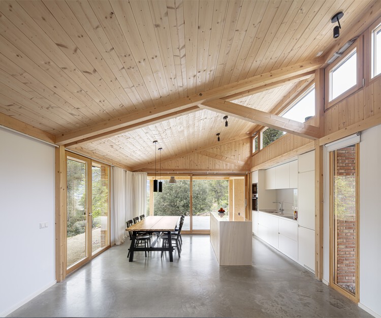 GE House / Alventosa Morell Arquitectes — Фотография интерьера, стул, стол, балка