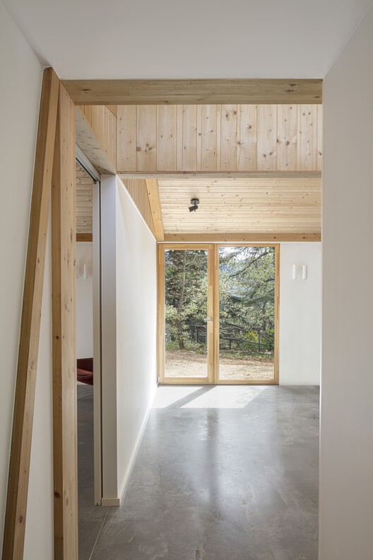 GE House / Alventosa Morell Arquitectes — Фотография интерьера, окна, балка