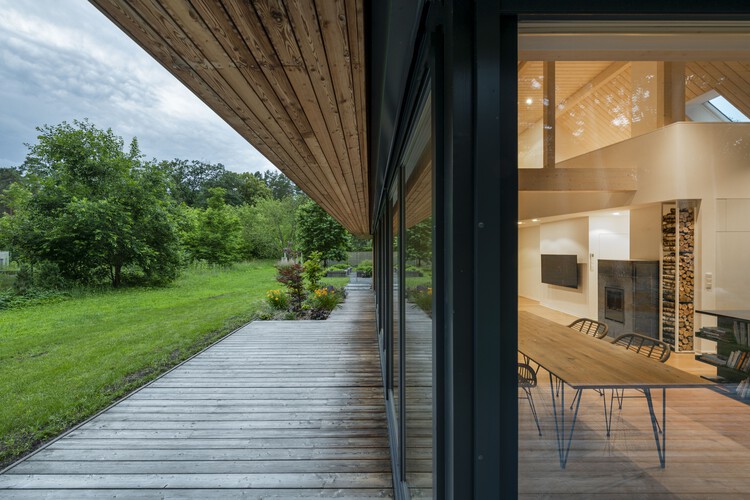 Семейный дом в Друскининкай / Laurynas Žakevičius Architects - Фотография интерьера, фасад, лестница, перила, палуба