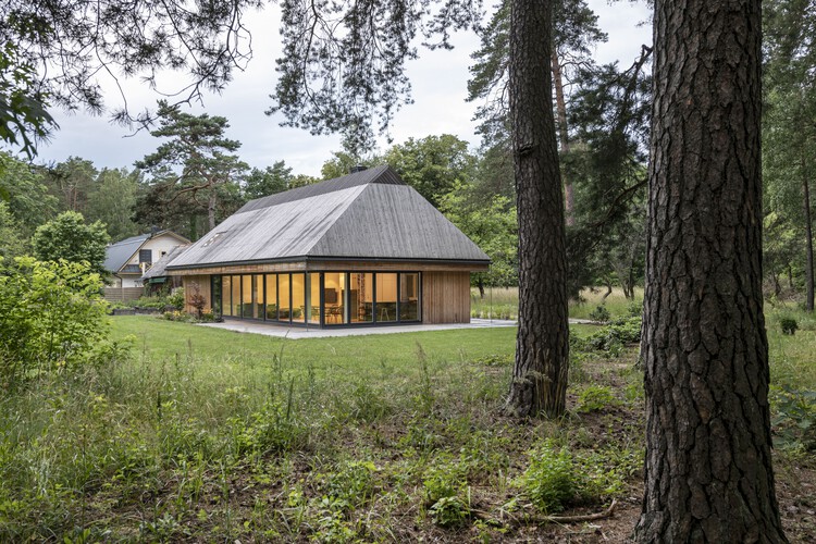 Семейный дом в Друскининкай / Laurynas Žakevičius Architects - Фотография экстерьера, окна, лес