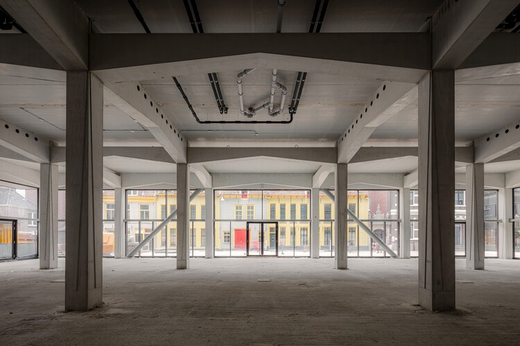 Mercado в Гронингене / De Zwarte Hond + Loer Architecten - Фотография Экстерьера, Окна, Кирпич, Фасад, Перила