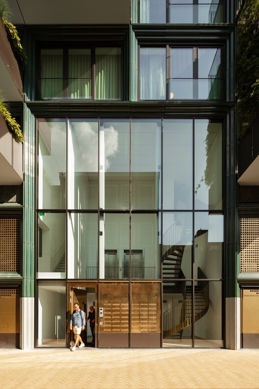 Mercado в Гронингене / De Zwarte Hond + Loer Architecten - Фотография интерьера, окон, стула, фасада