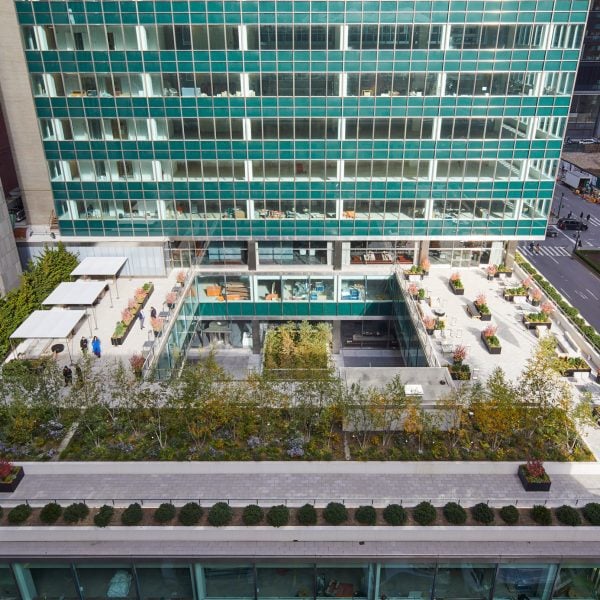 В программе Dezeen Agenda рассказывается о реставрации SOM Lever House в Нью-Йорке.