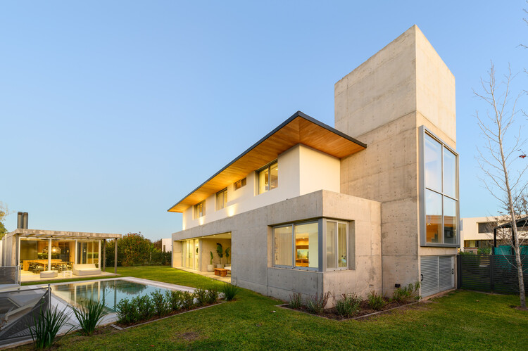 Los Cerezos House / Estudio Opaco - Экстерьерная фотография, окна, фасад