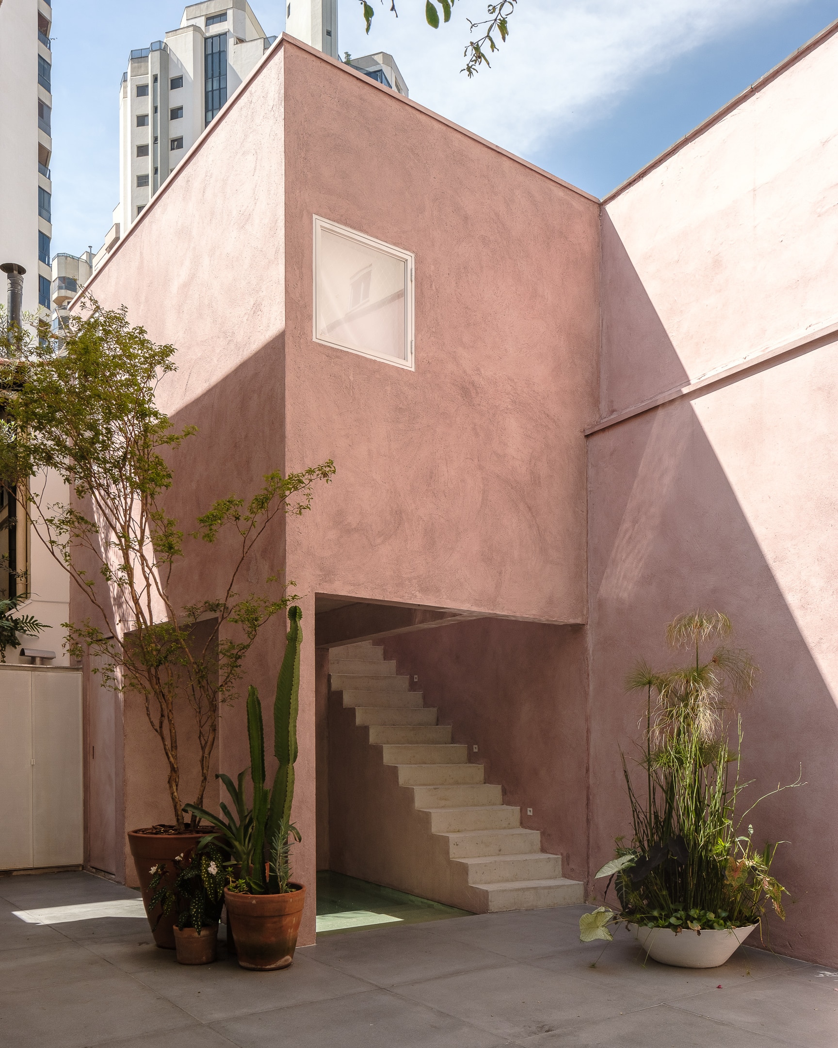 Реконструкция и расширение Casa Vila Mariana / entre escalas