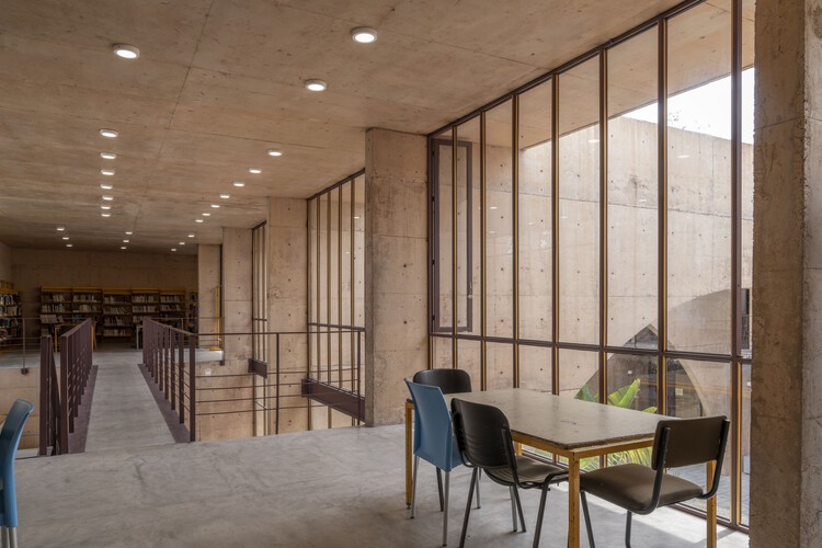 Общественный центр / CCA Centro de Colaboración Arquitectónica - Фотография интерьера, стол, стул