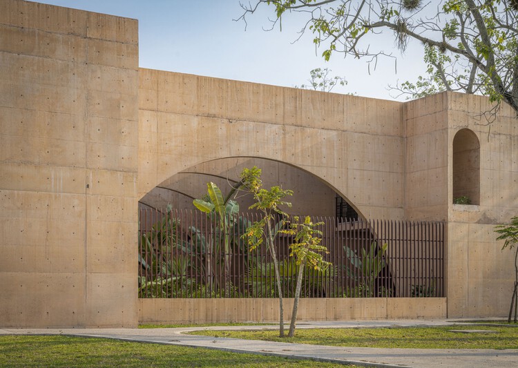 Общественный центр / CCA Centro de Colaboración Arquitectónica - Фотография экстерьера, фасад, арка