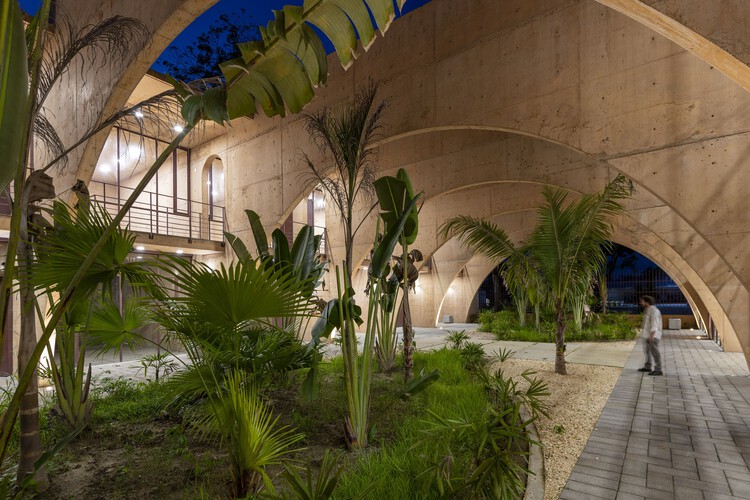 Общественный центр / CCA Centro de Colaboración Arquitectónica - Фотография экстерьера, Аркада