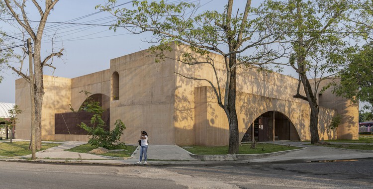 Общественный центр / CCA Centro de Colaboración Arquitectónica - Фотография экстерьера, фасад, арка