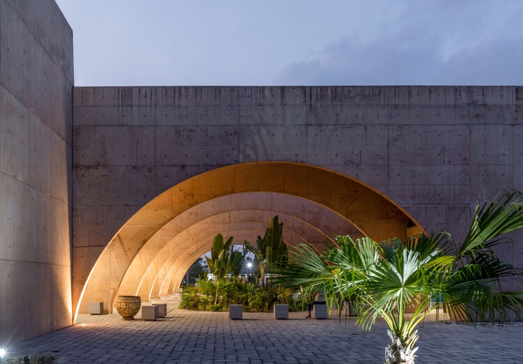 Общественный центр / CCA Centro de Colaboración Arquitectónica - Фотография экстерьера, фасад, арка