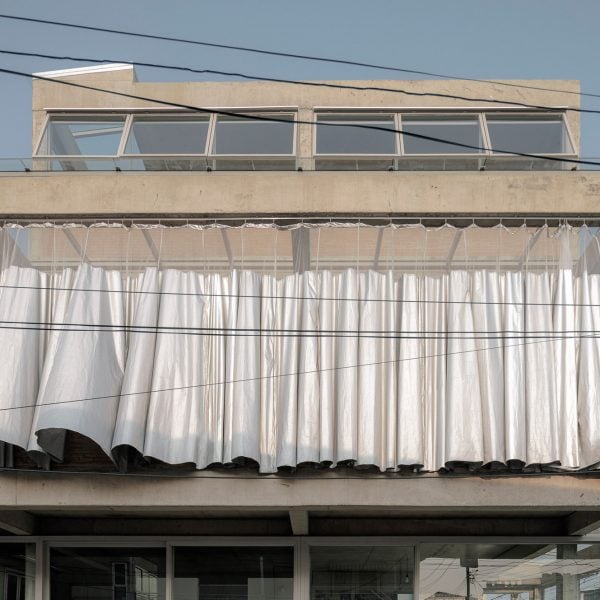 Bangkok Tokyo Architecture создает бетонный дом с серебряной занавеской