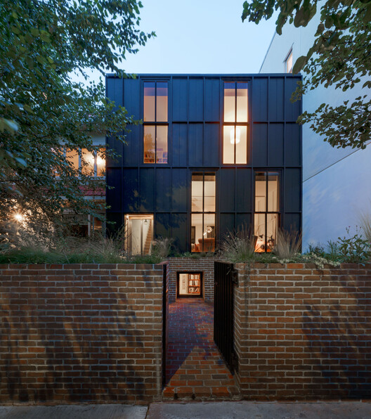 Дом из палочек, кирпичный сад / Abruzzo Bodziak Architects - фотография экстерьера, окна, фасад