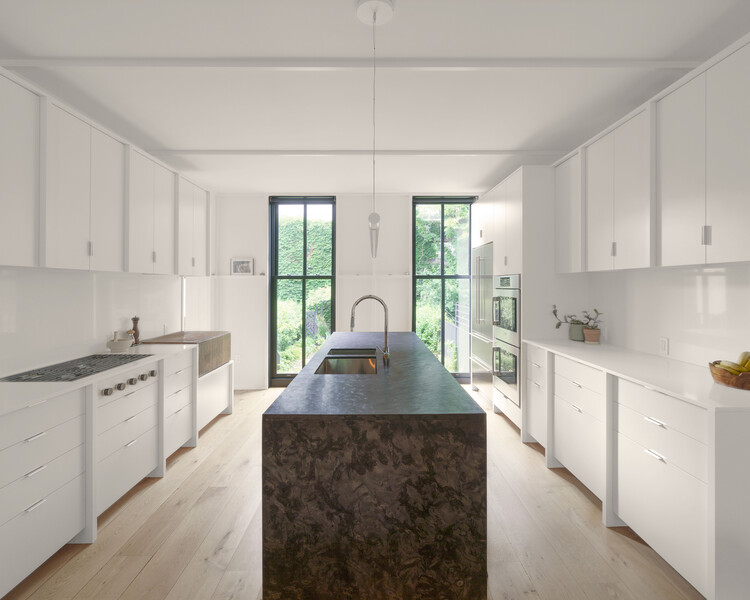 Дом из палочек, кирпичный сад / Abruzzo Bodziak Architects - Фотография интерьера, кухня, столешница, раковина, окна, стул
