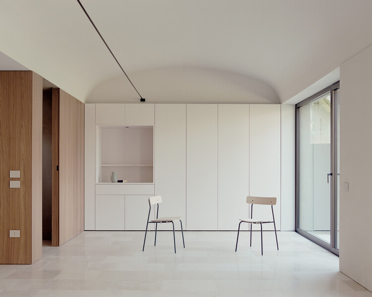 Funerary House Luce / studio wok - Фотография интерьера, кухня, стул