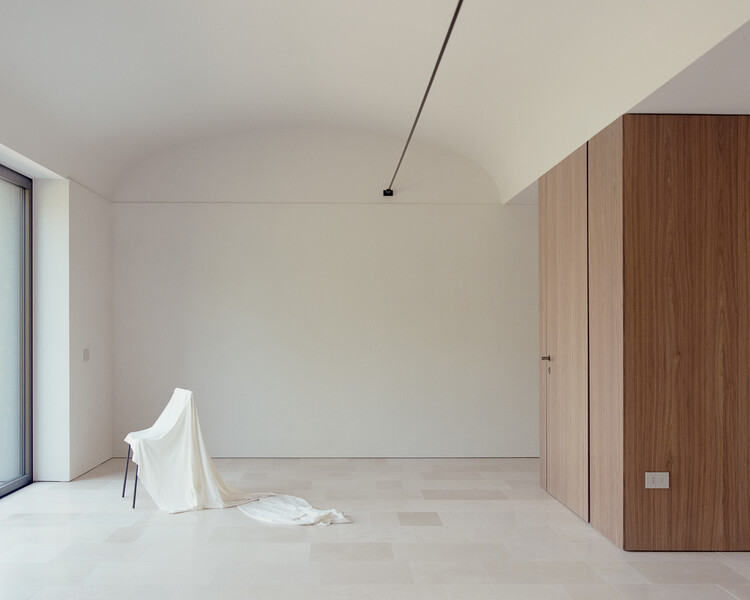Funerary House Luce / studio wok - Фотография интерьера, спальня