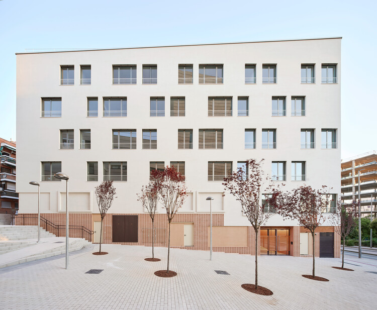 Здание SFJ6 / MARMOLBRAVO + MADhel - Фотография экстерьера, окна, фасад