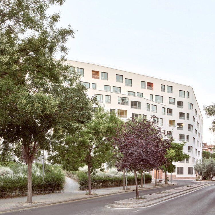 Здание SFJ6 / MARMOLBRAVO + MADhel - Фотография экстерьера, окна