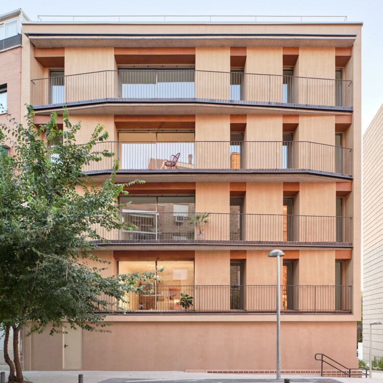 Здание SFJ6 / MARMOLBRAVO + MADhel - Фотография экстерьера, окна, фасад