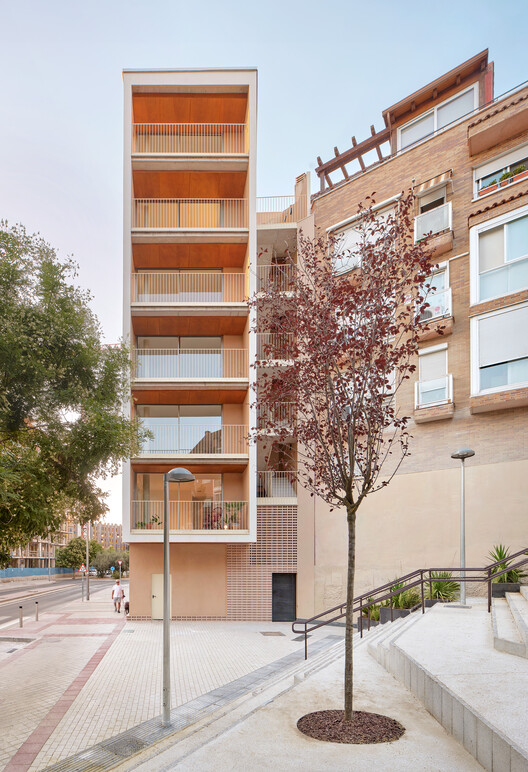 Здание SFJ6 / MARMOLBRAVO + MADhel - Фотография экстерьера, окна, фасад