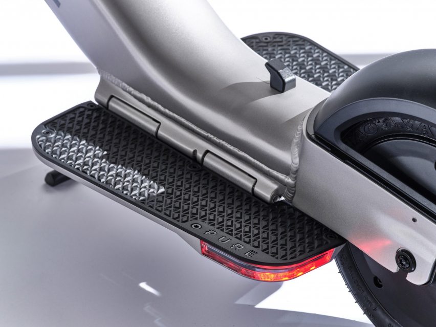Подушечки рядом с шасси складного электросамоката Pure Advance Flex 
