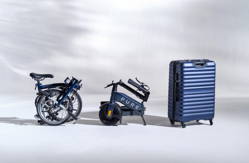 Сравнение размеров складного электросамоката Pure Electric рядом с велосипедом Brompton и ручной кладью