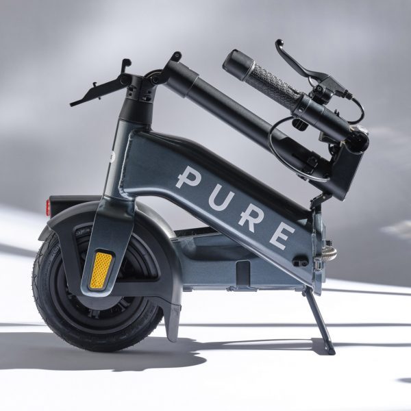 Электронный самокат Pure Advance Flex складывается до размеров ручной клади