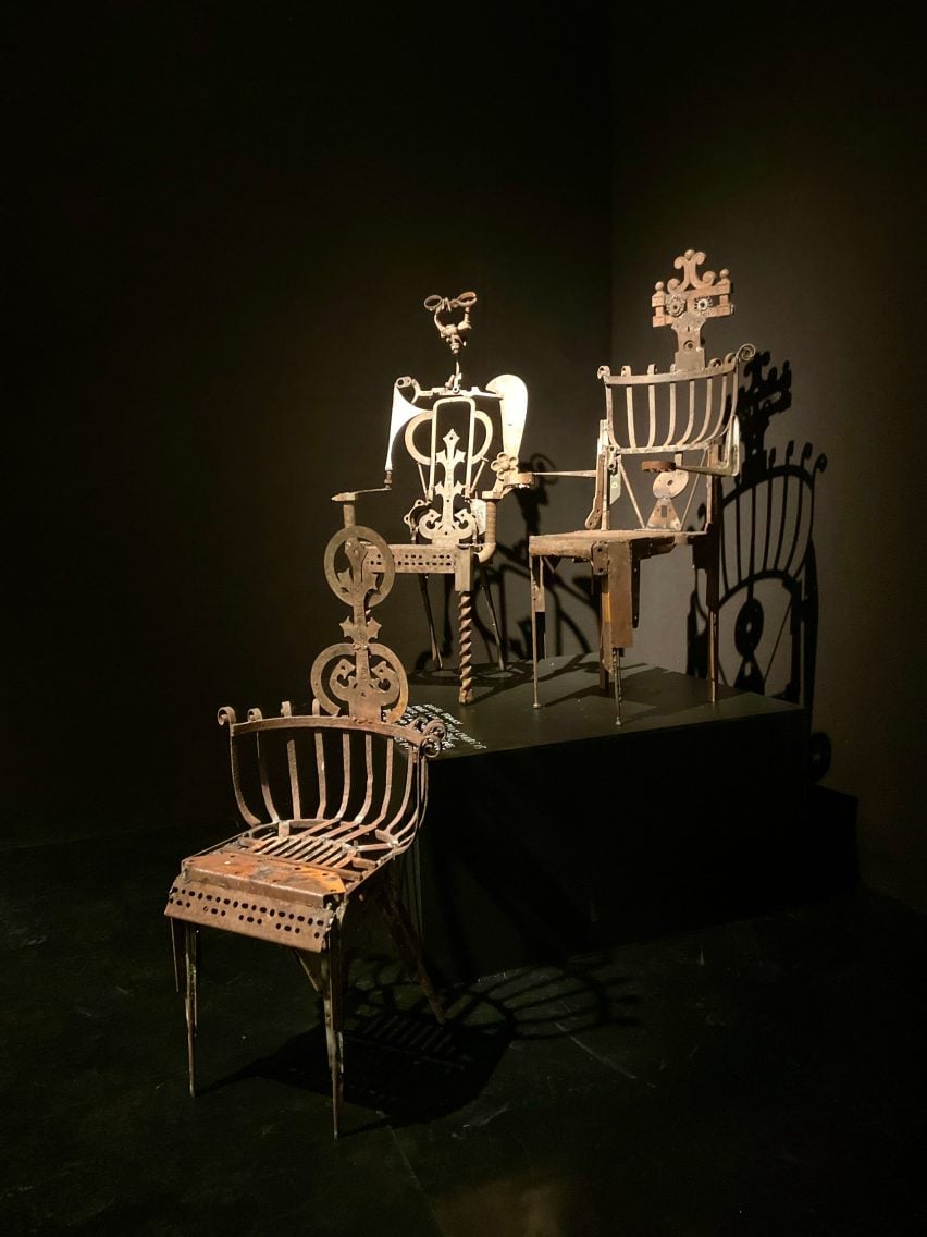 Стулья на выставке Tom Dixon: Metalhead